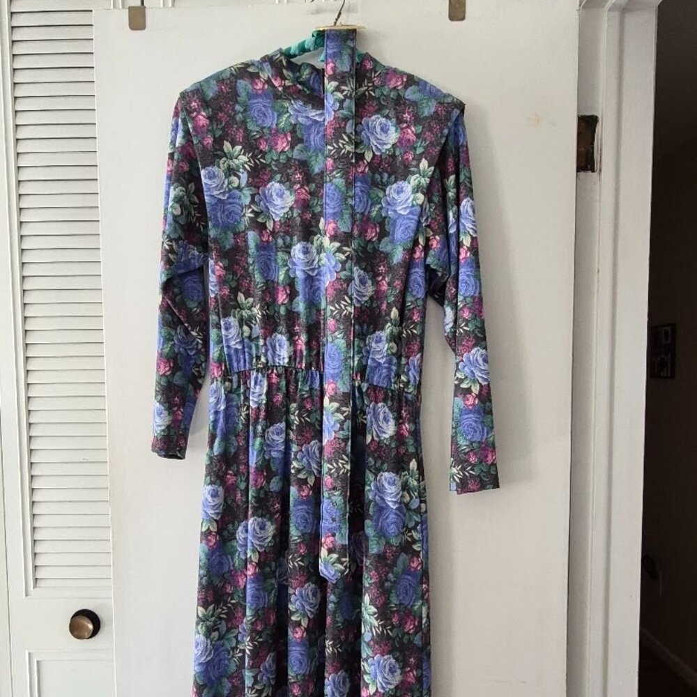 Women's Dress w/ Blue and Dark Pink Rose Design w/ Belt